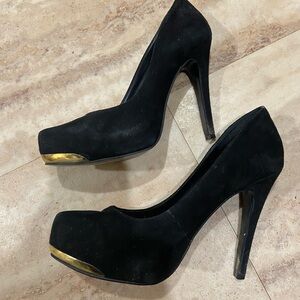 Black velvet material 4.5in heel with gold